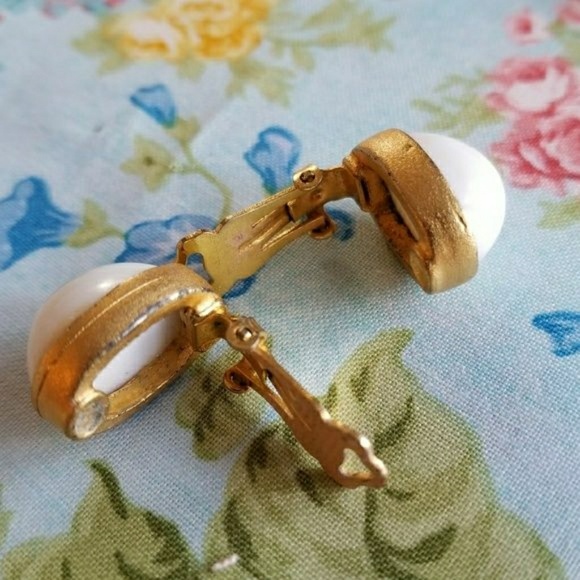 Relisted - vintage clip earrings white and gold tone - Picture 5 of 7
